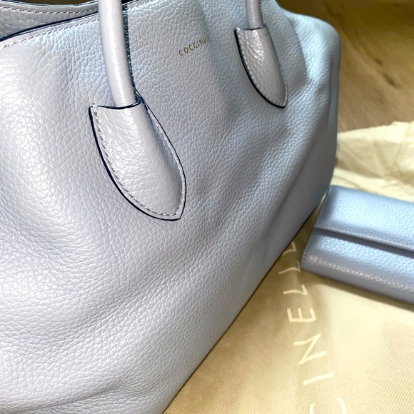 Coccinelle
Leather handbag with wallet
excellent condition
Blue Leather - Picture 3 of 10